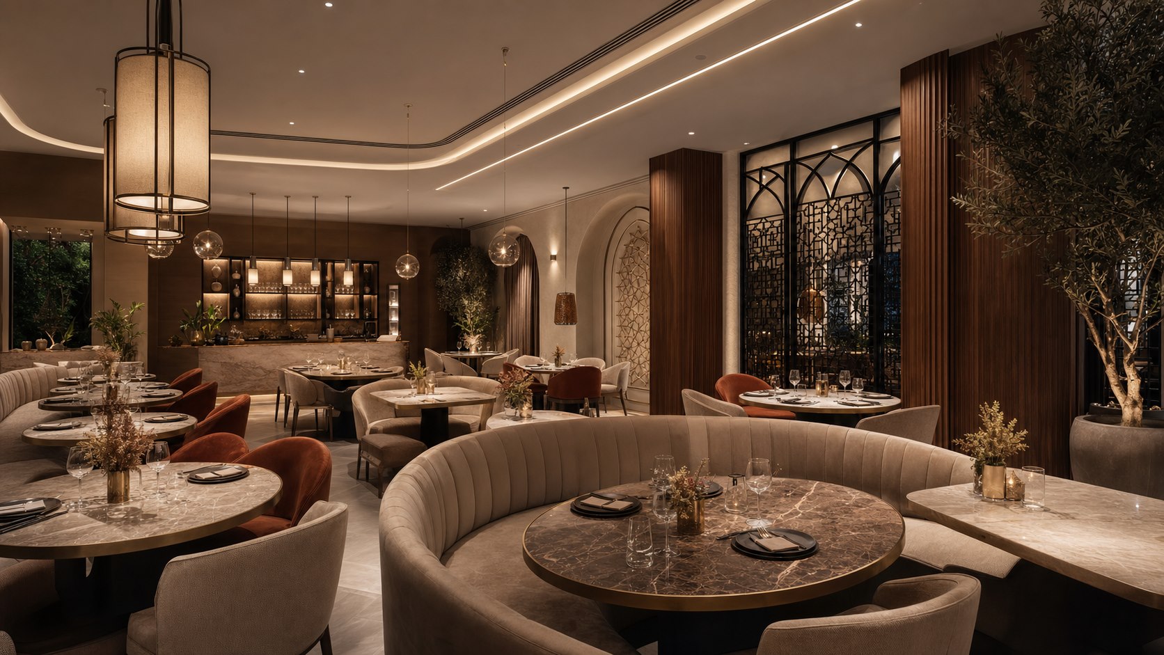 Restaurant chic à Rabat avec banquettes, marbre, bois et lumière chaude
